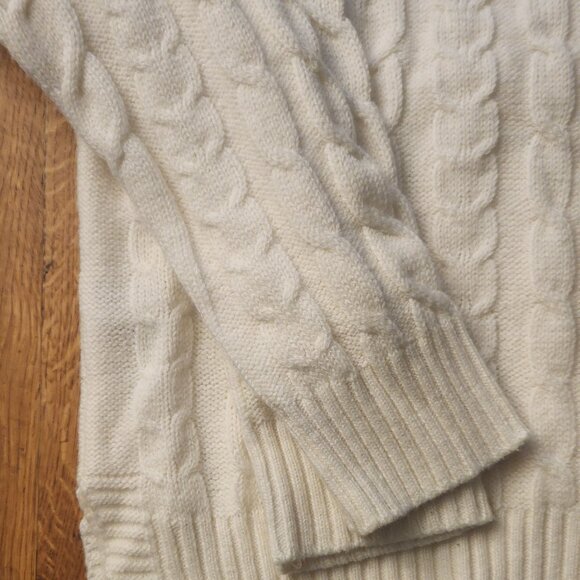 2 Cable Knit Sweaters Christmas Tree Green and Snow White - Picture 5 of 9